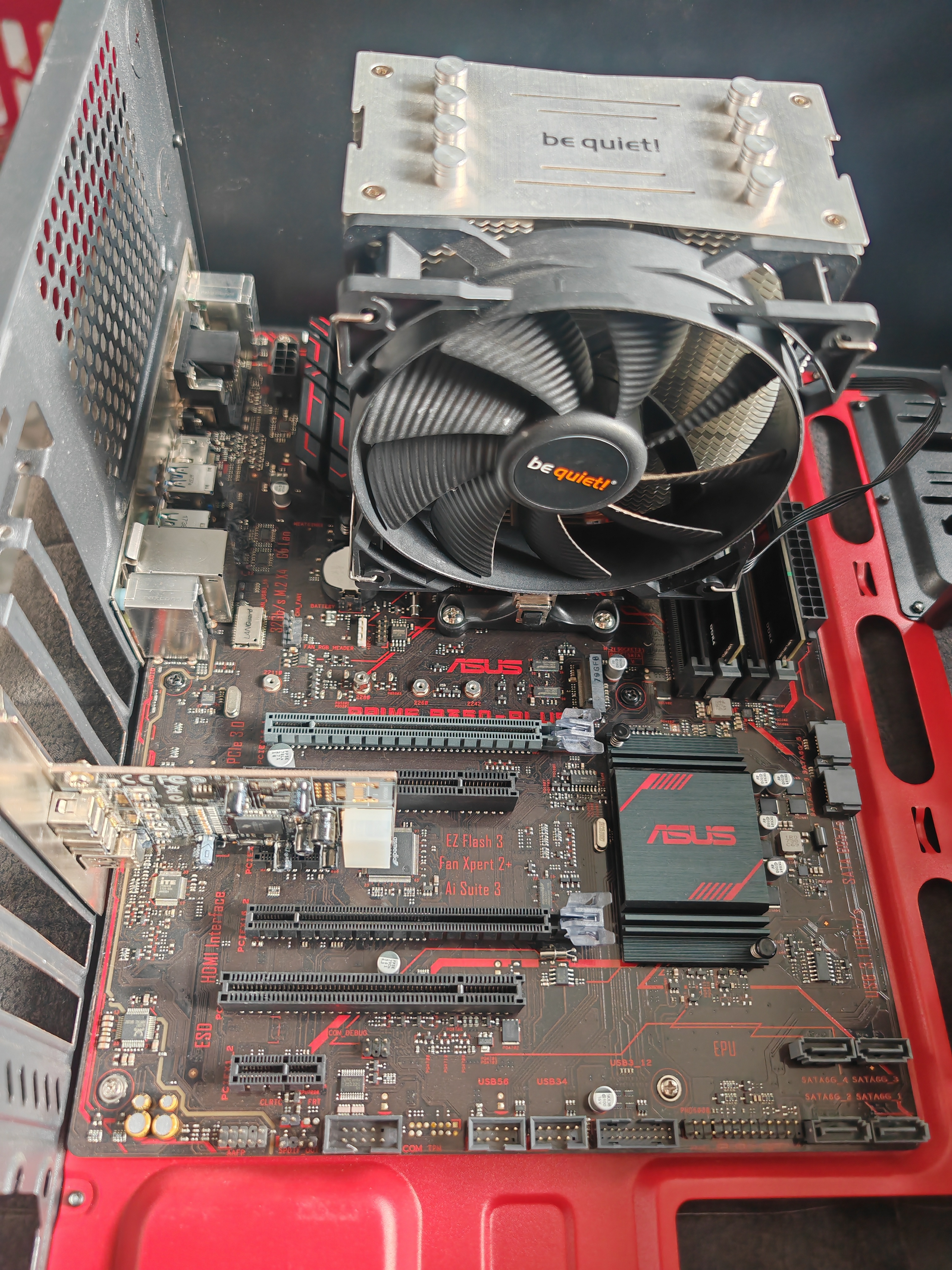 ASUS-Mainboard mit montiertem Luftkühler auf einer Testbench