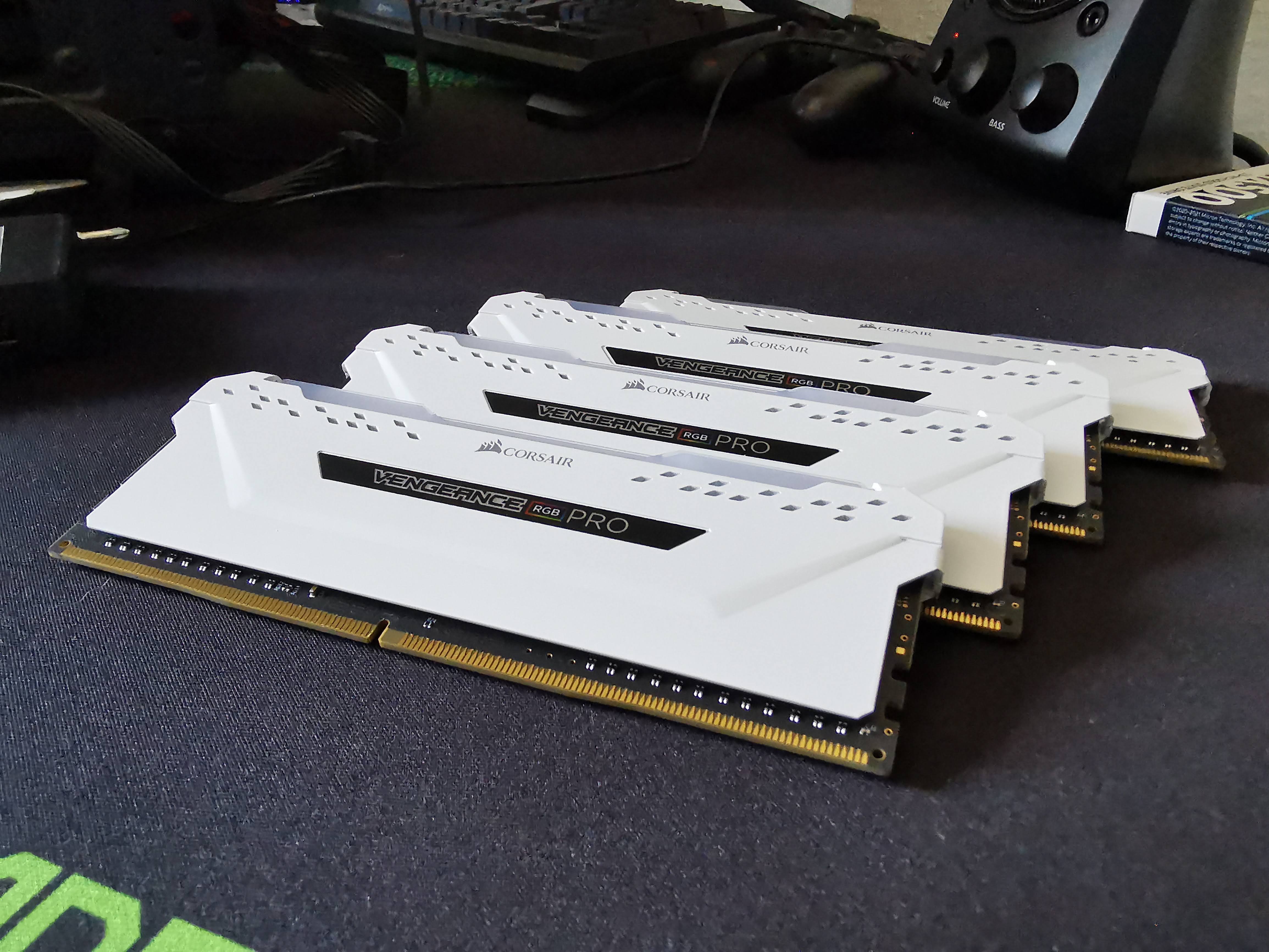 Corsair RAM-Module auf dem Mainboard