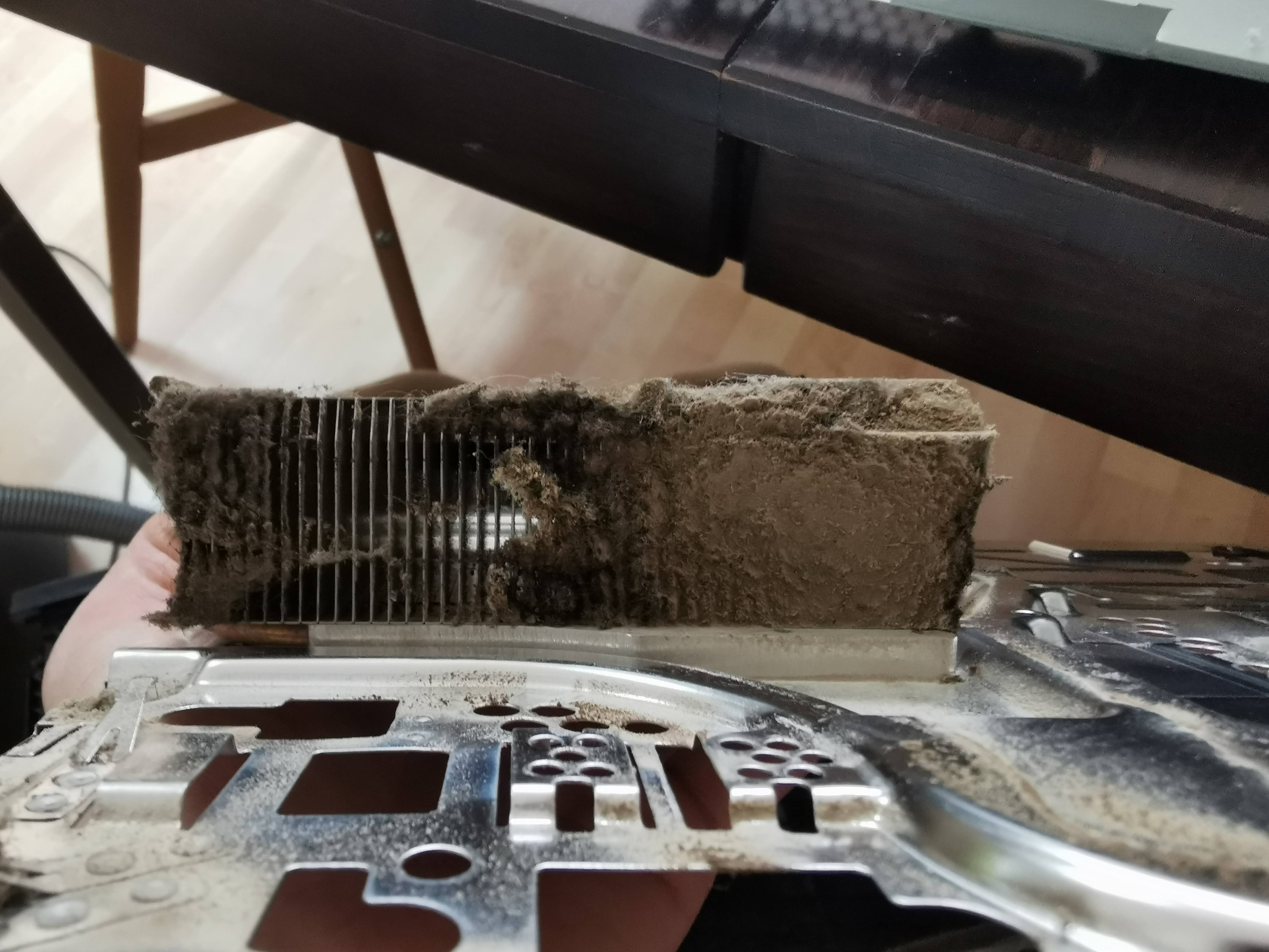 Stark verstaubter Kühlkörper einer Konsole