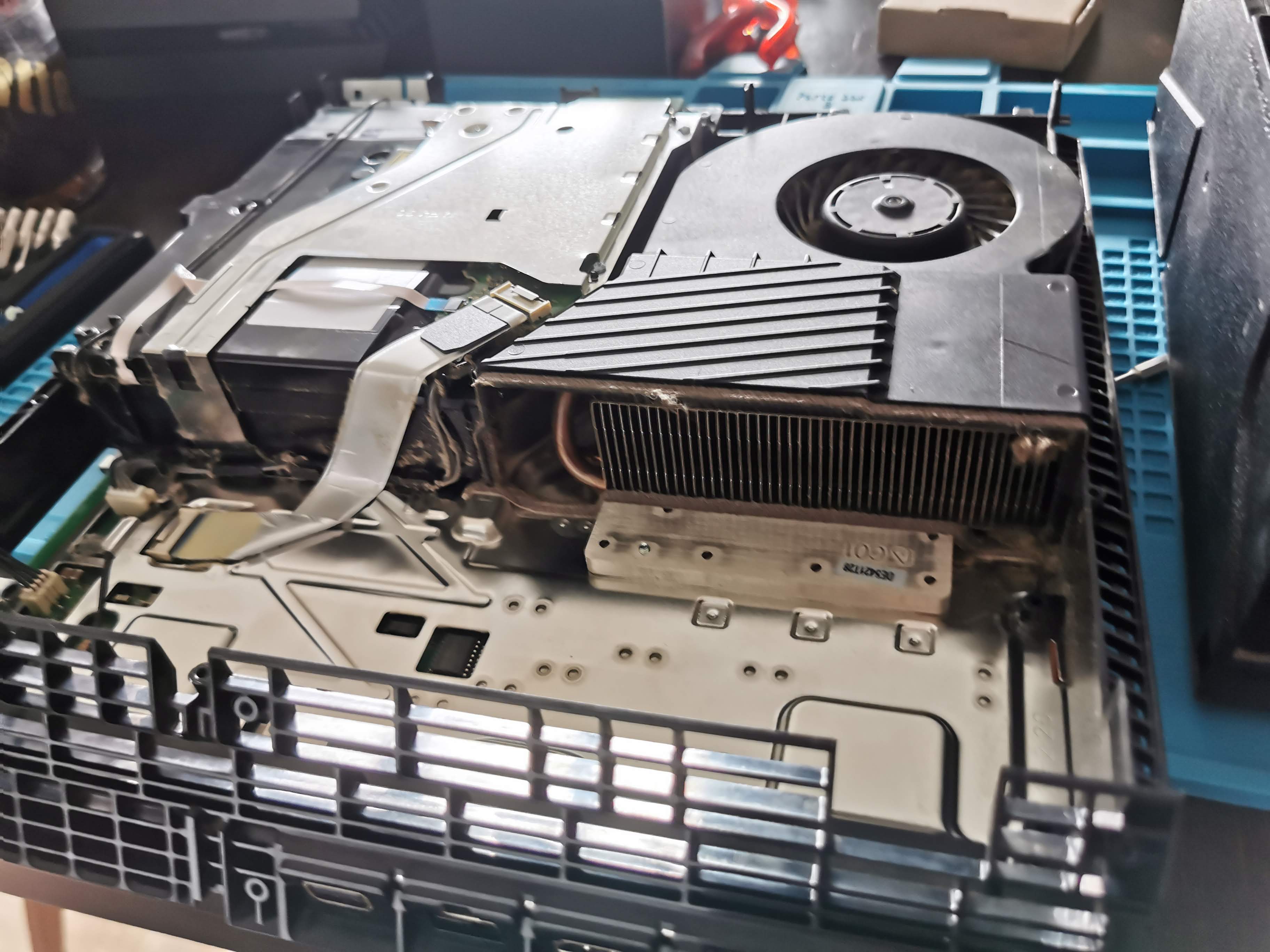 Komplett zerlegte und stark verschmutzte PlayStation 4