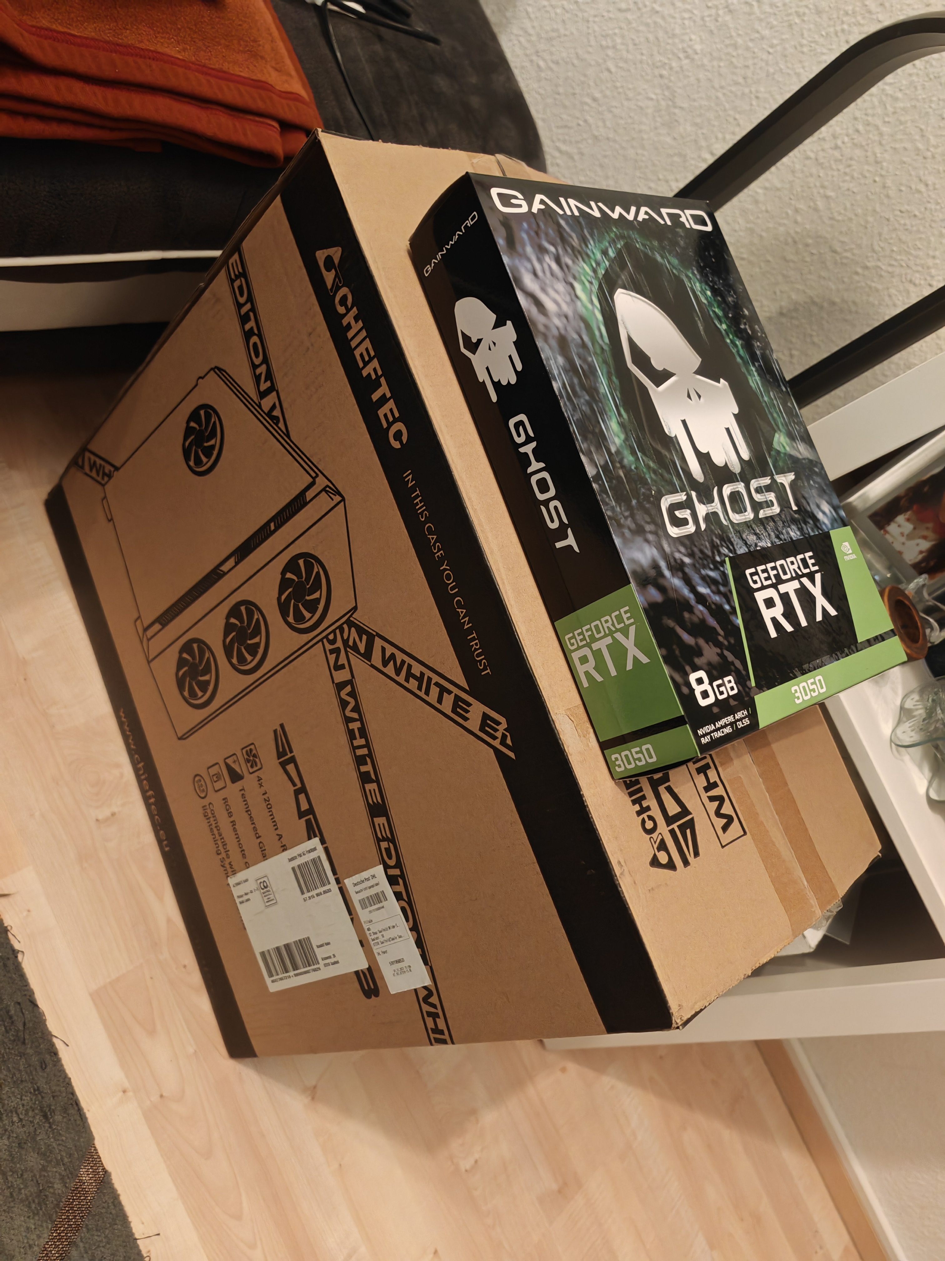 Neu eingetroffene PC-Komponenten auf dem Werkstatttisch