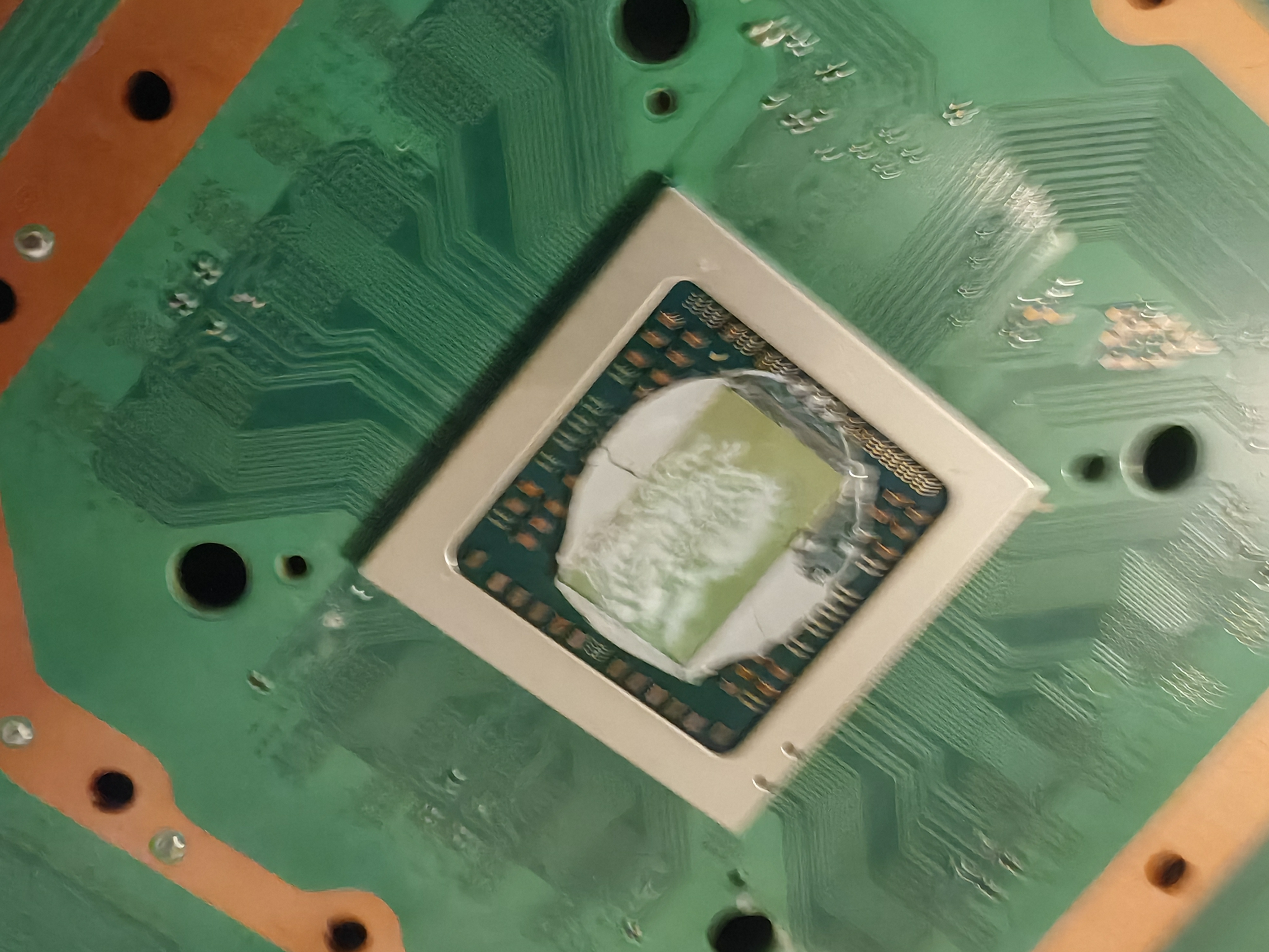 PS4-APU mit alter, ausgetrockneter Wärmeleitpaste