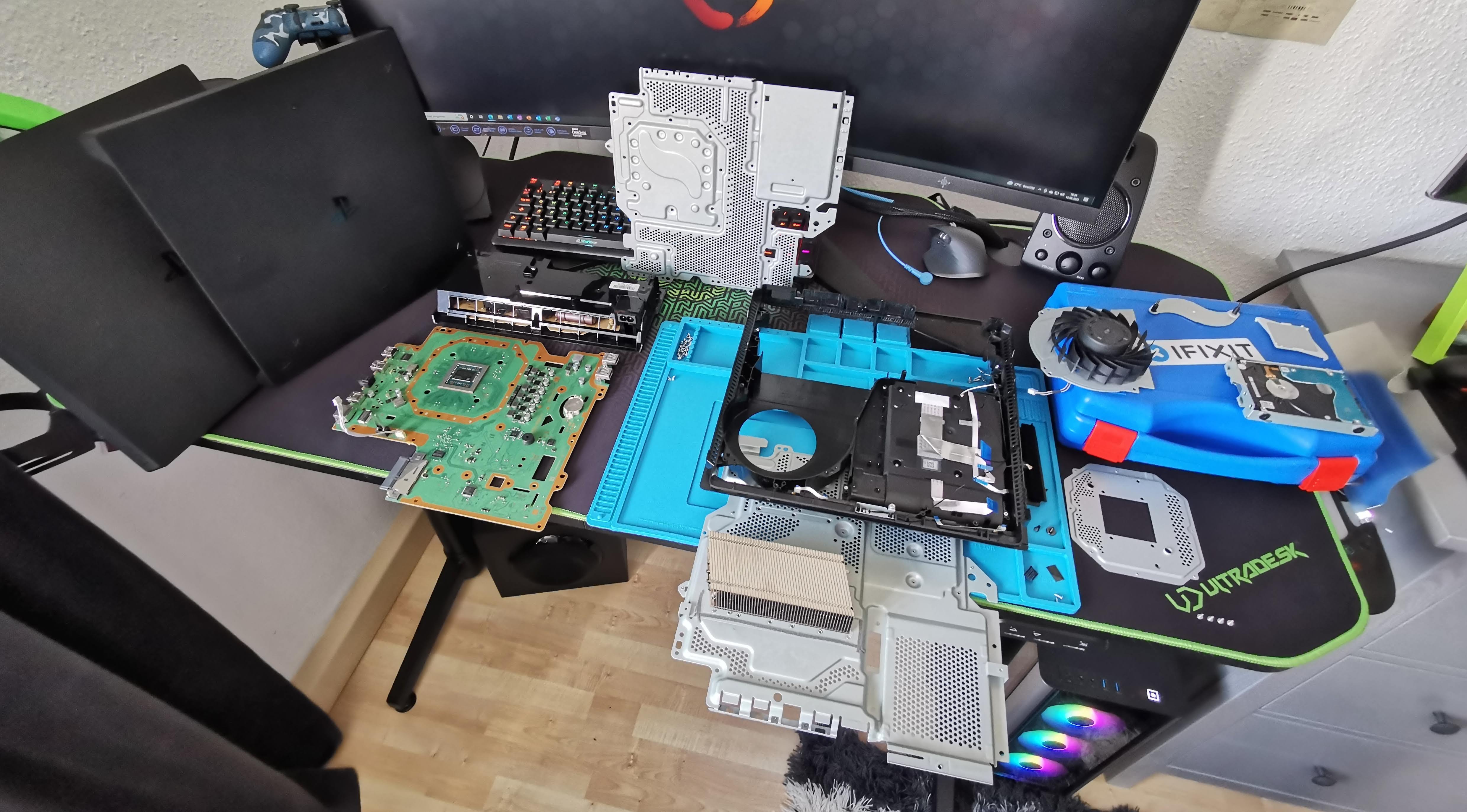 Geöffnete PlayStation 4 Pro mit sichtbaren Komponenten