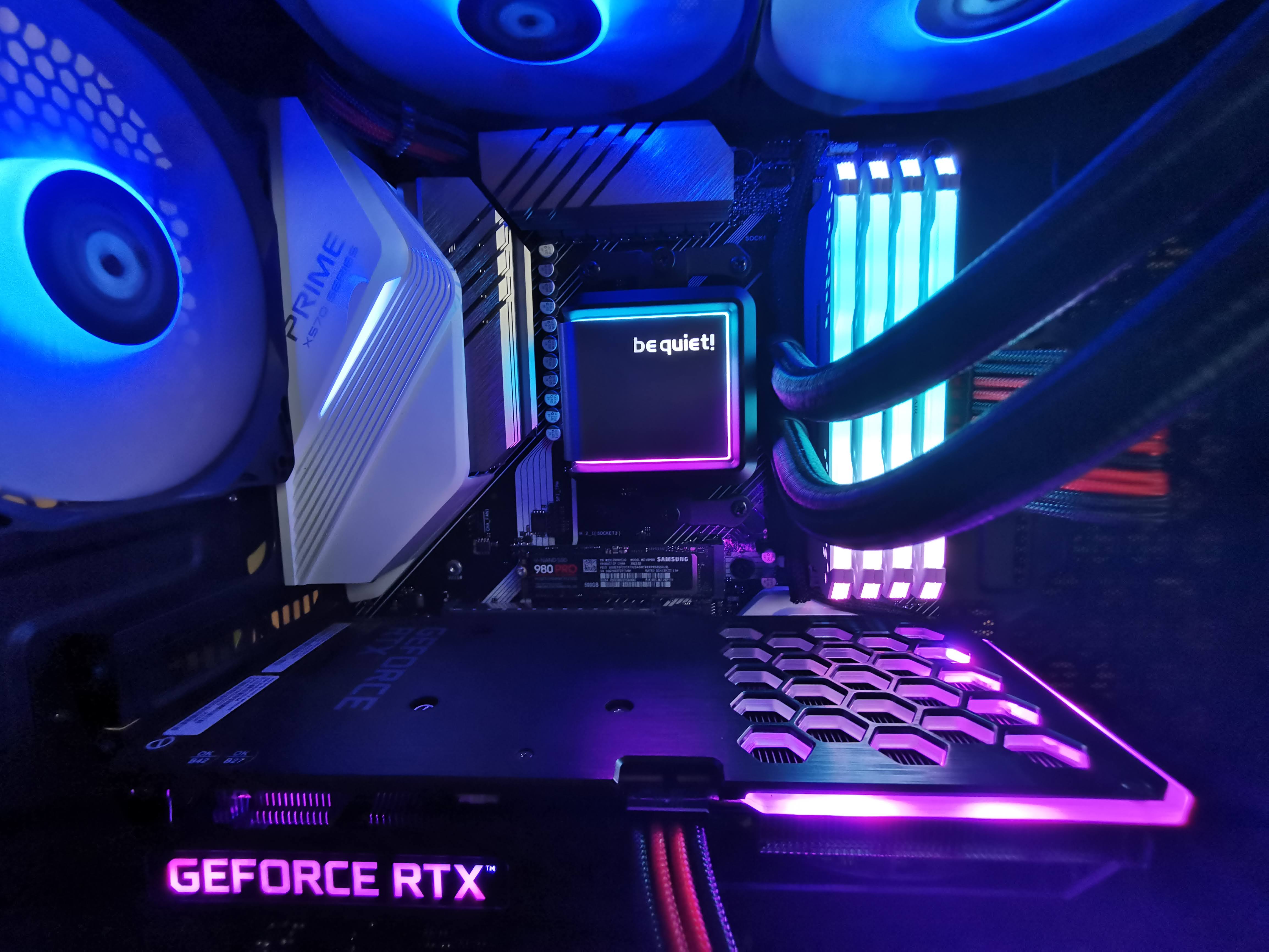 PC-Innenraum mit lilafarbener RGB-Beleuchtung