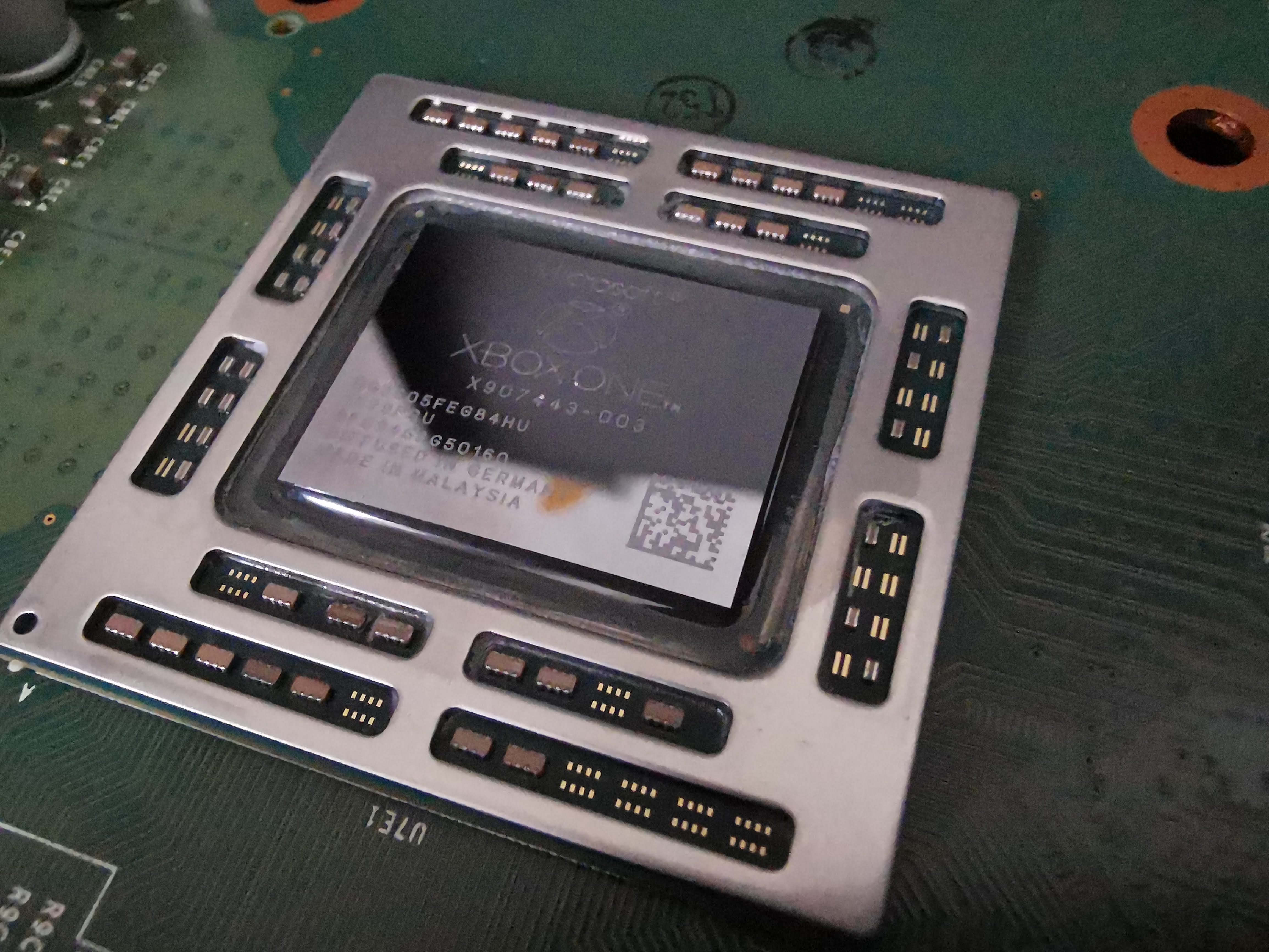 Freigelegte APU einer Xbox-Konsole während der Wartung